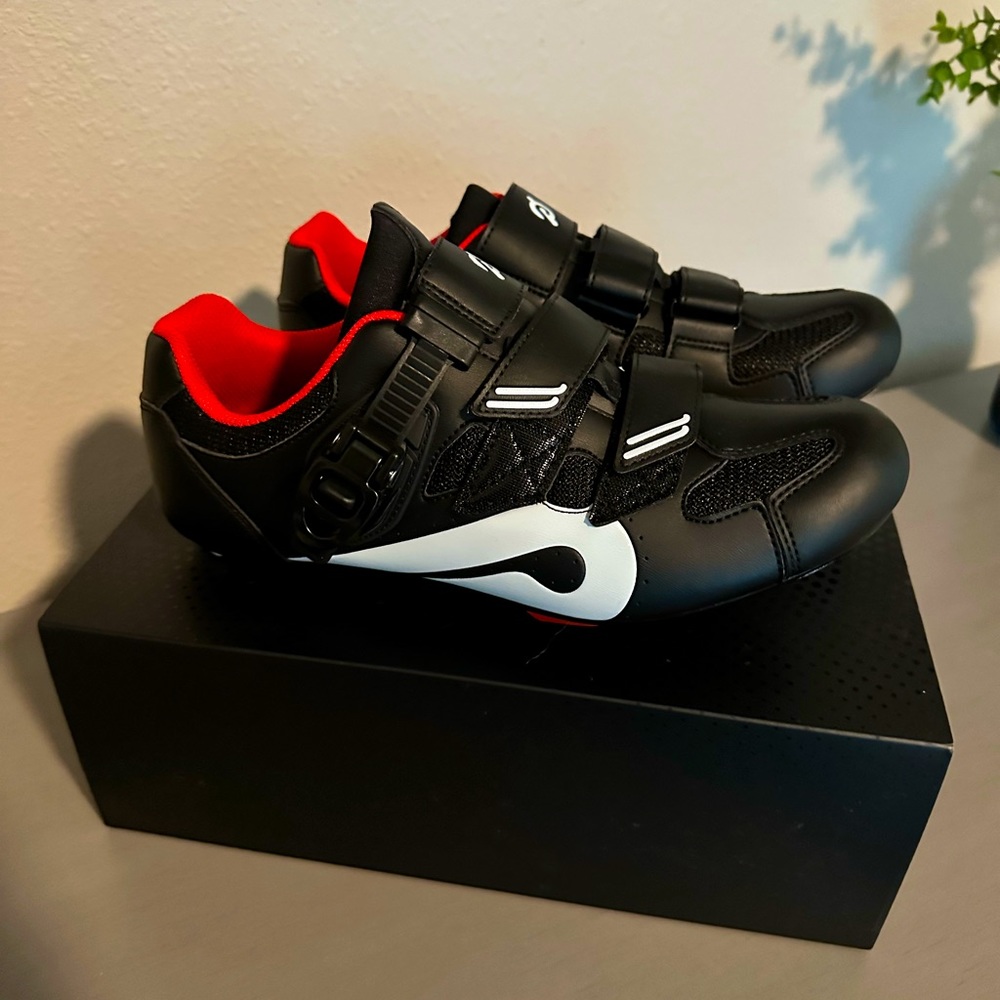 New Peloton Bike cycling shoes with cleats - Size 41 - Womens 10, Mens 8